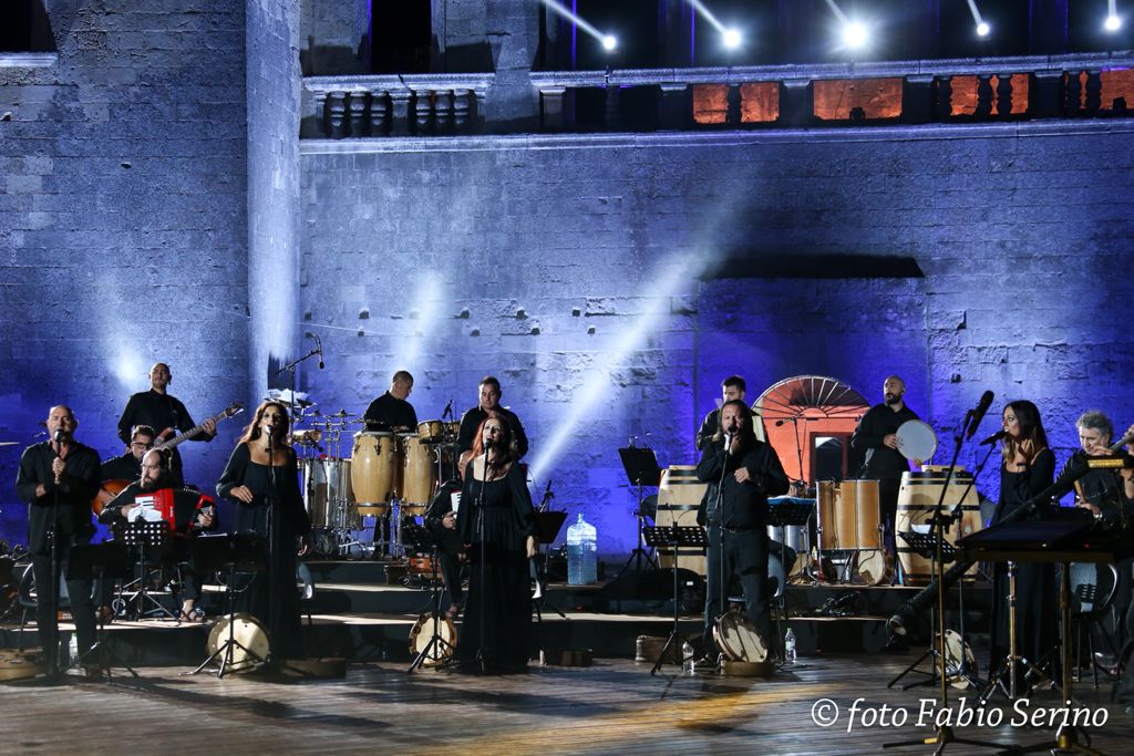 Noci Estate 2021: dal 19 luglio si aprono le prenotazioni per la Serata dell’Emigrante con l’Orchestra Popolare de “La Notte della Taranta”